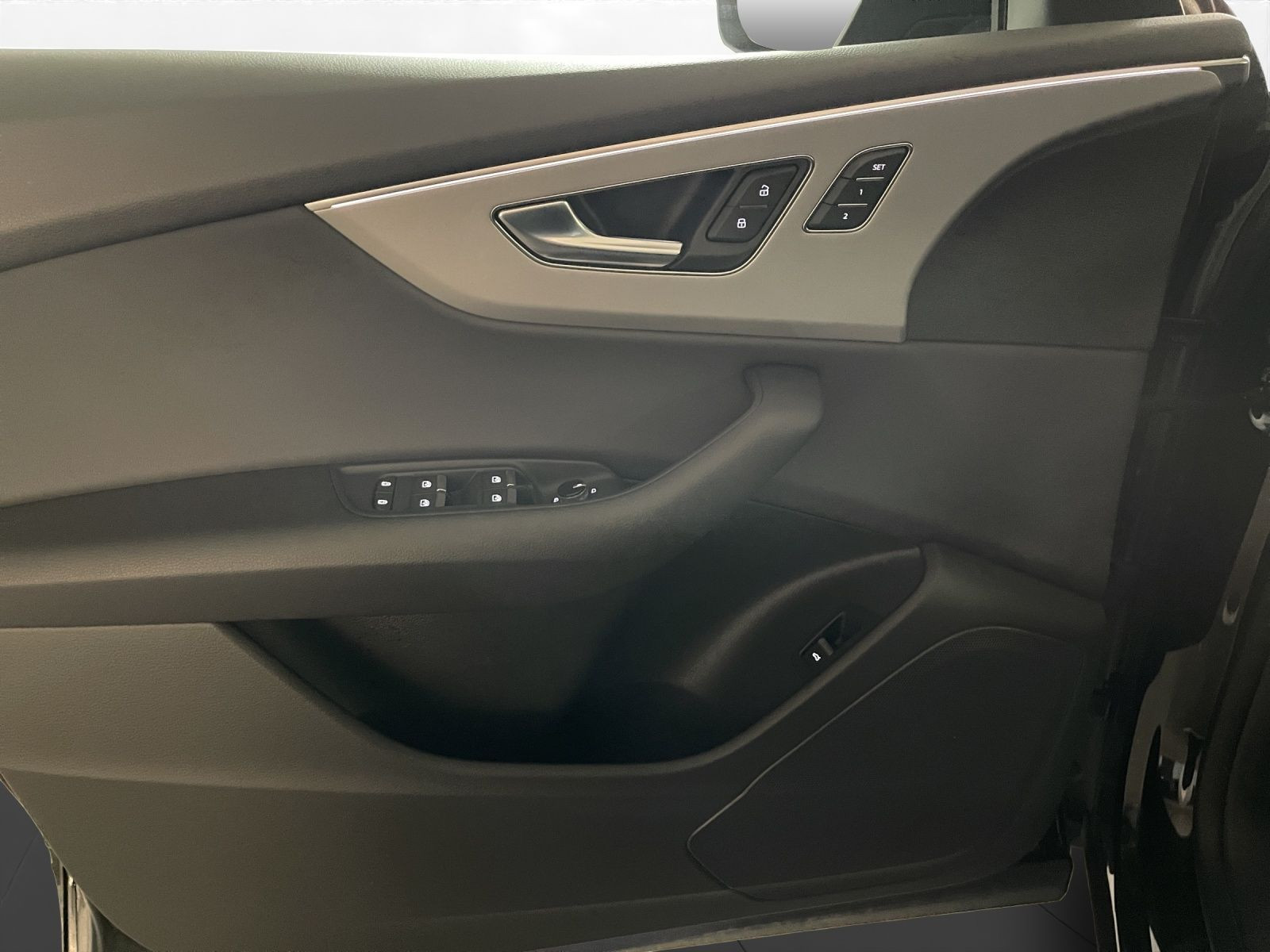 Audi - Q8_12