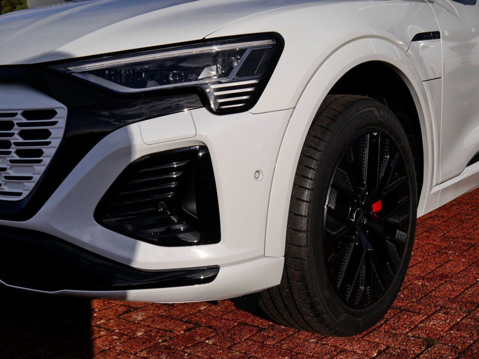 Audi - Q8 Sportback e-tron_15