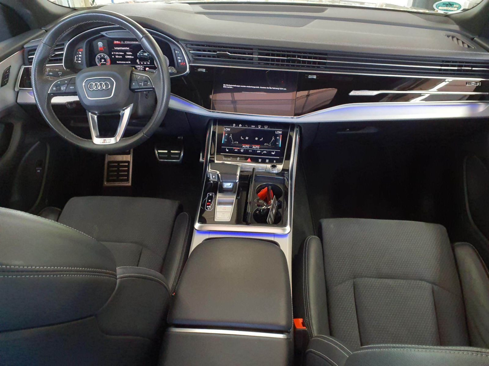 Audi - Q8_6