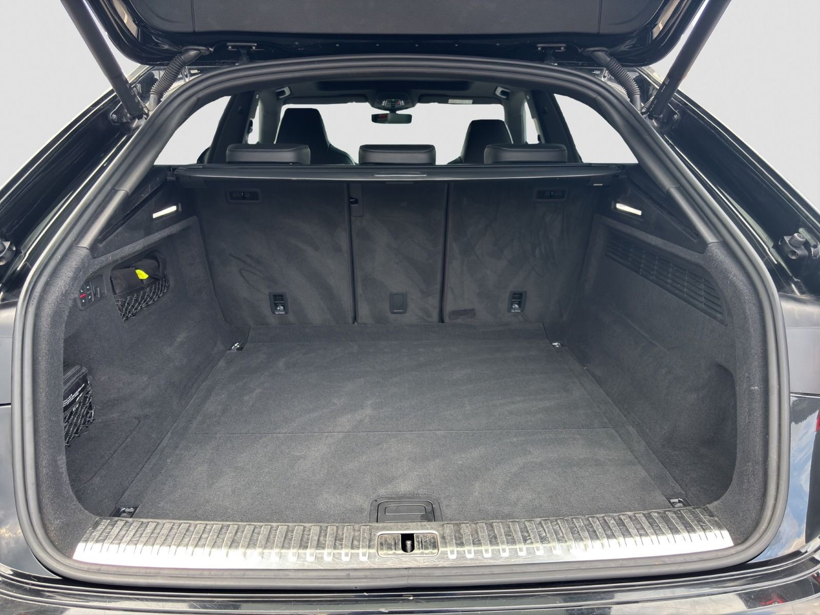 Audi - SQ8_16