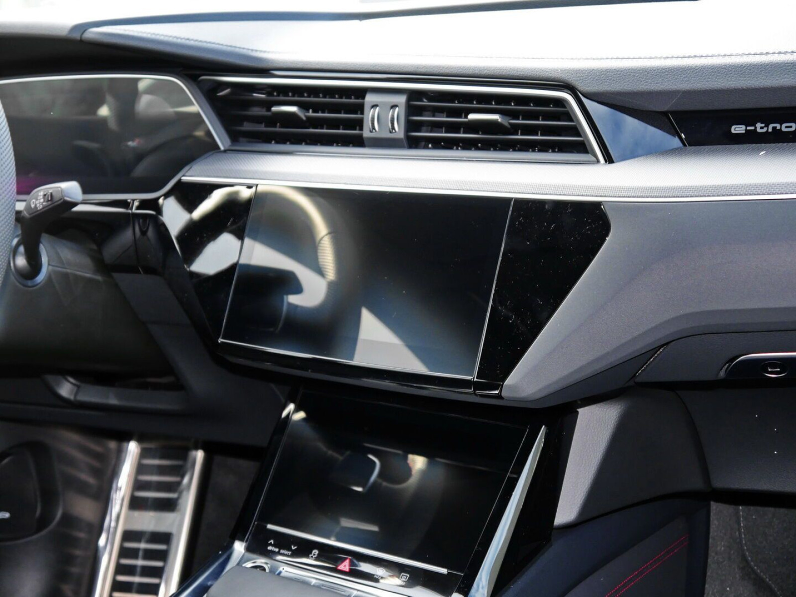 Audi - Q8 Sportback e-tron_5