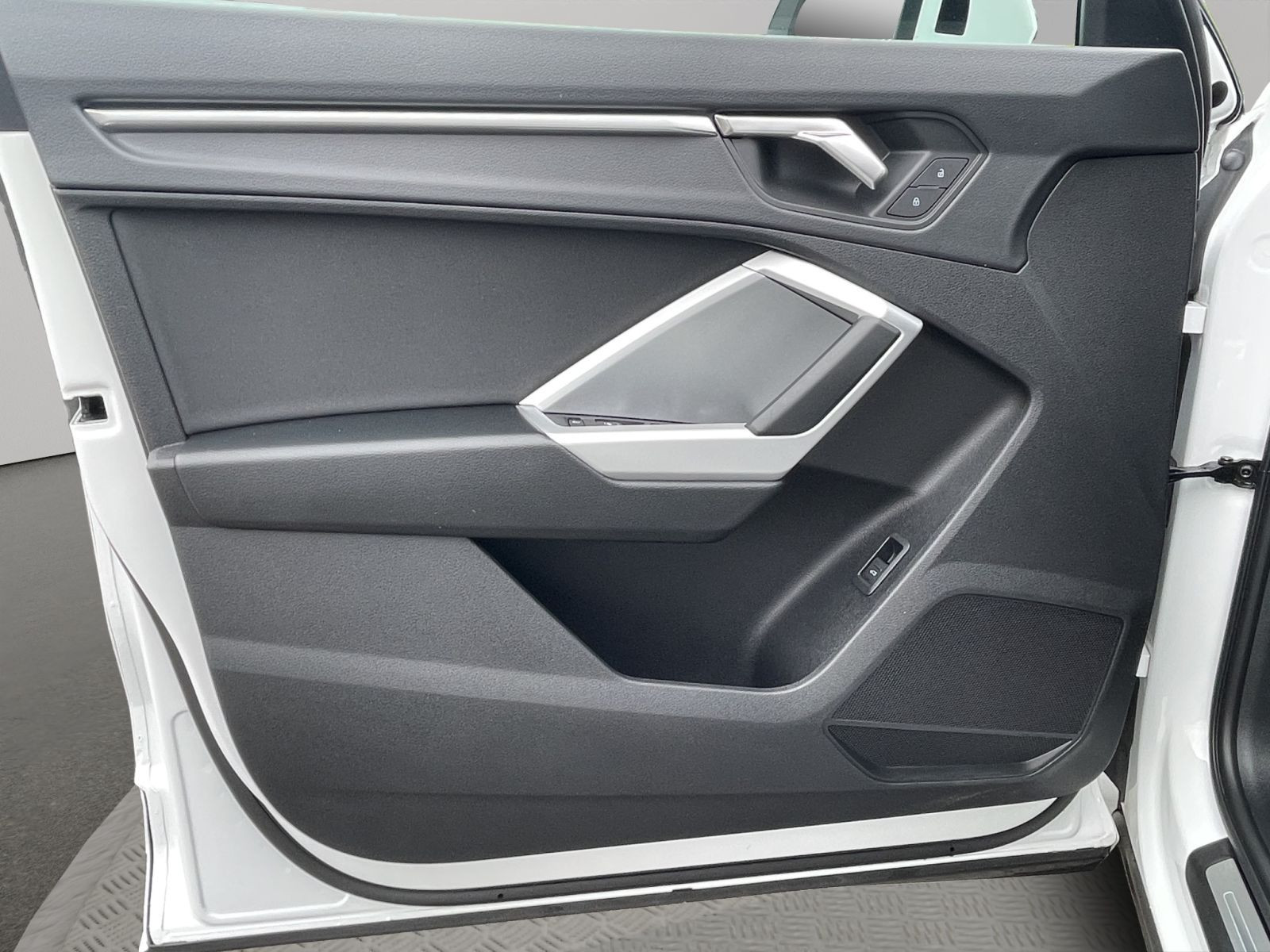 Audi - Q3_16