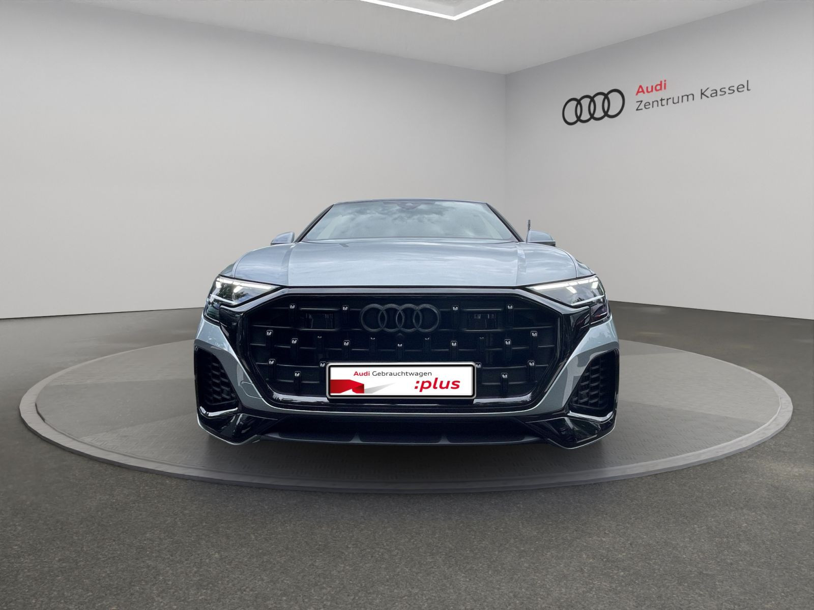 Audi - Q8_10