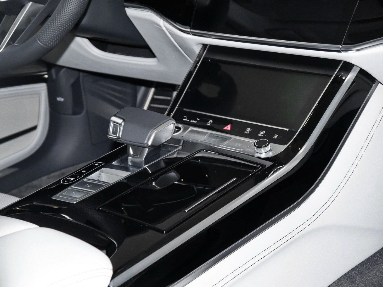 Audi - A8_6