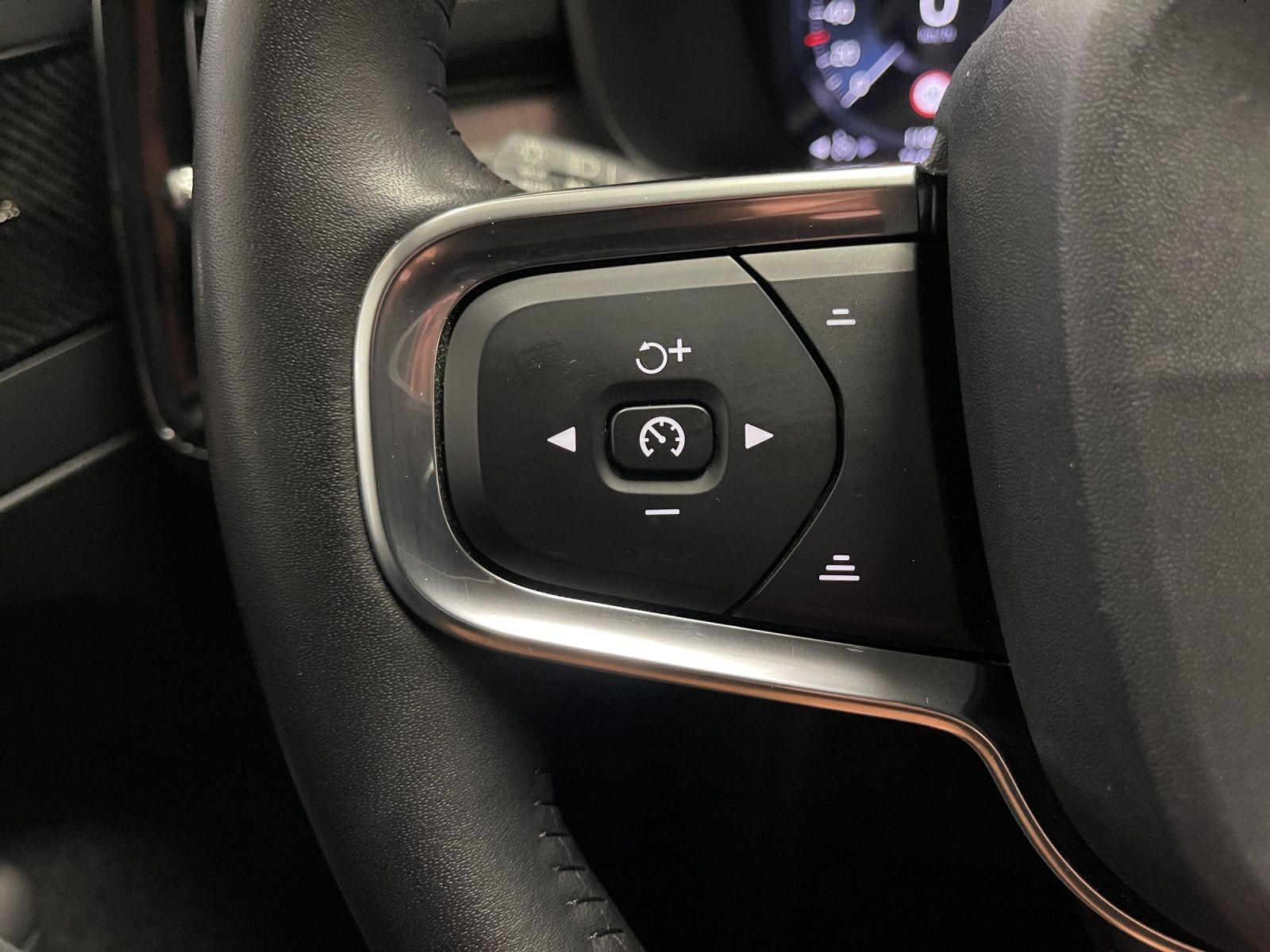 Volvo - XC40_24