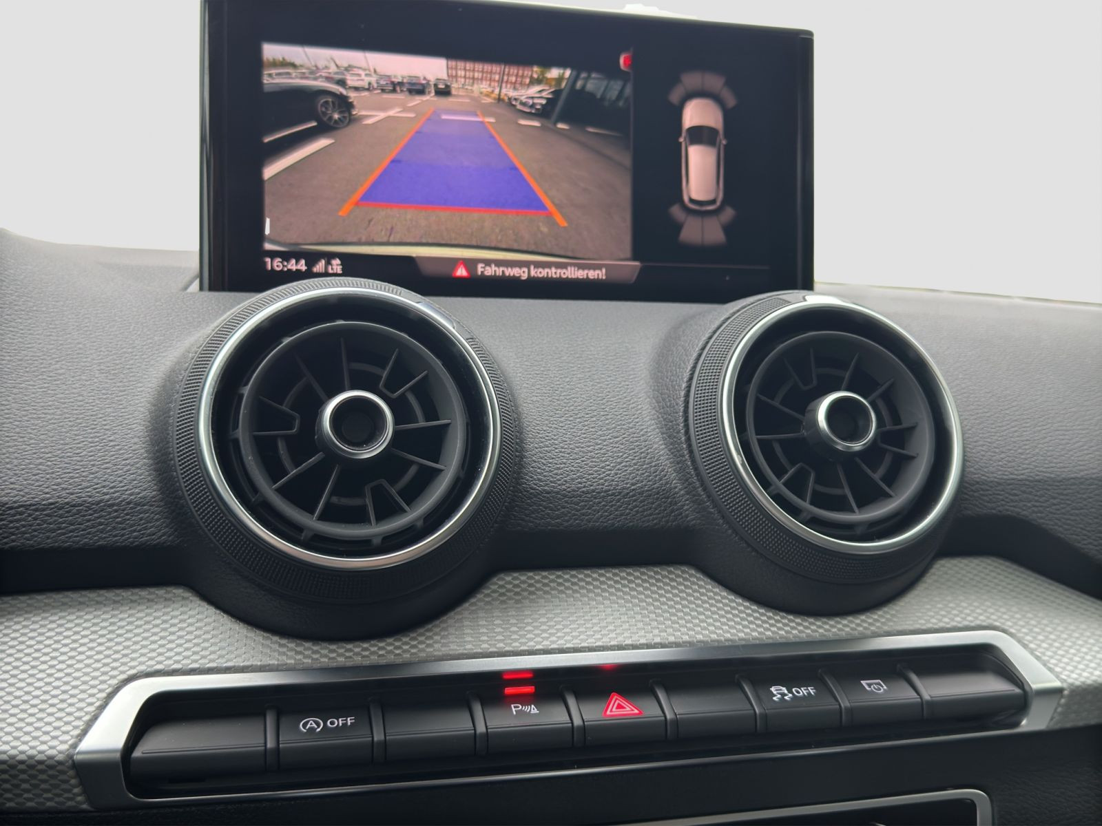 Audi - Q2_13