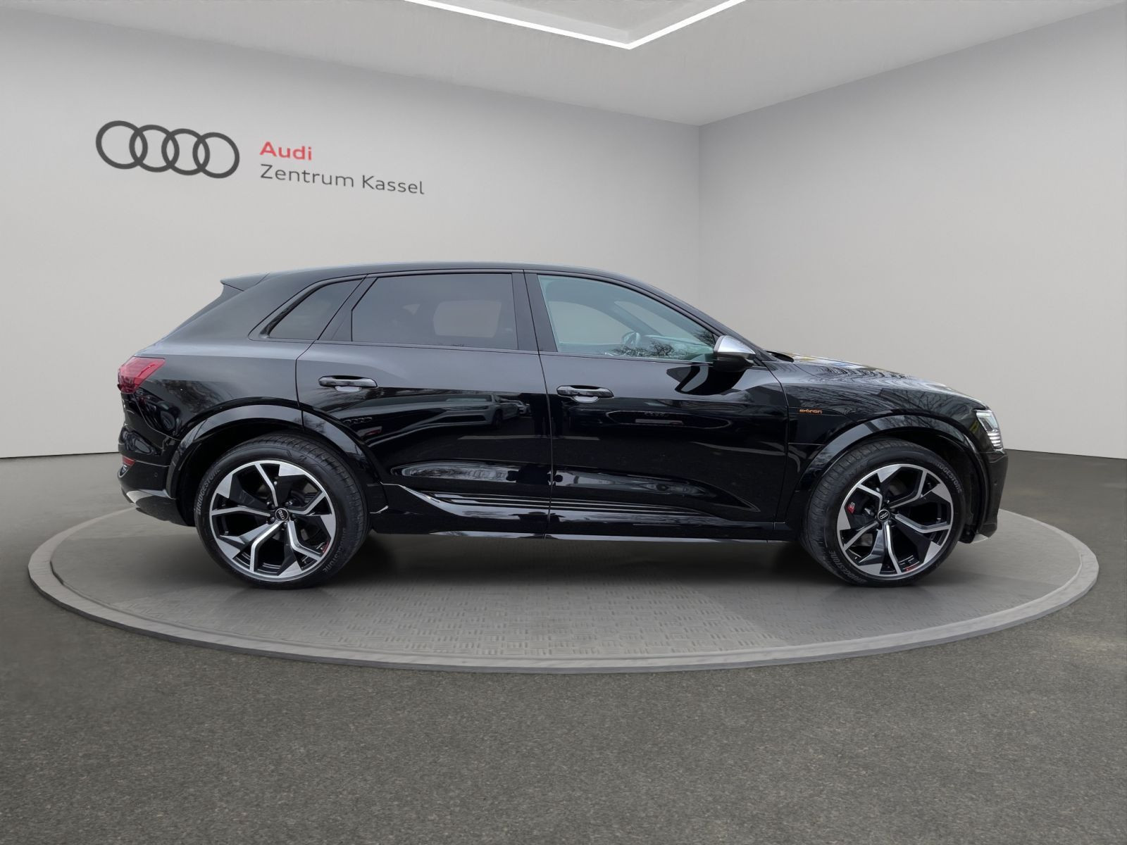 Audi - e-tron S_8