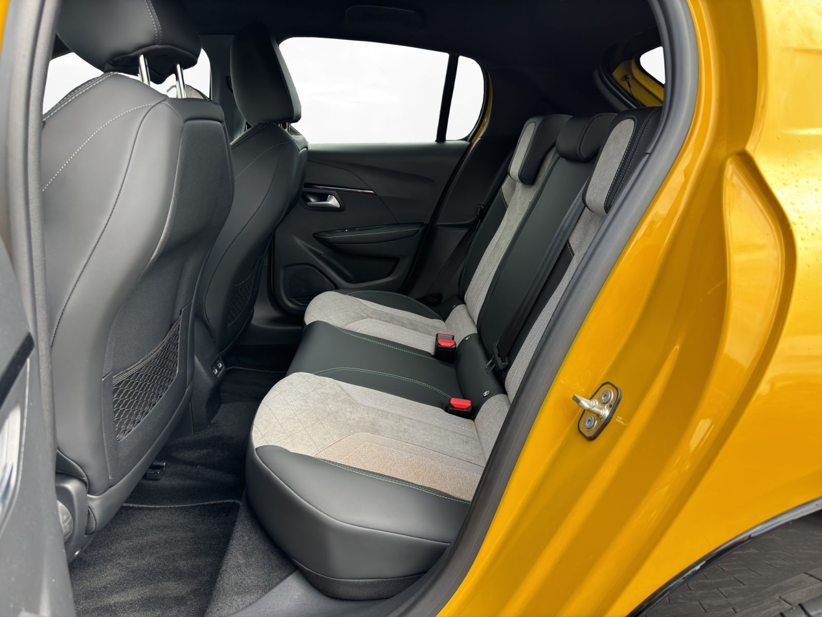 Peugeot - 208_10