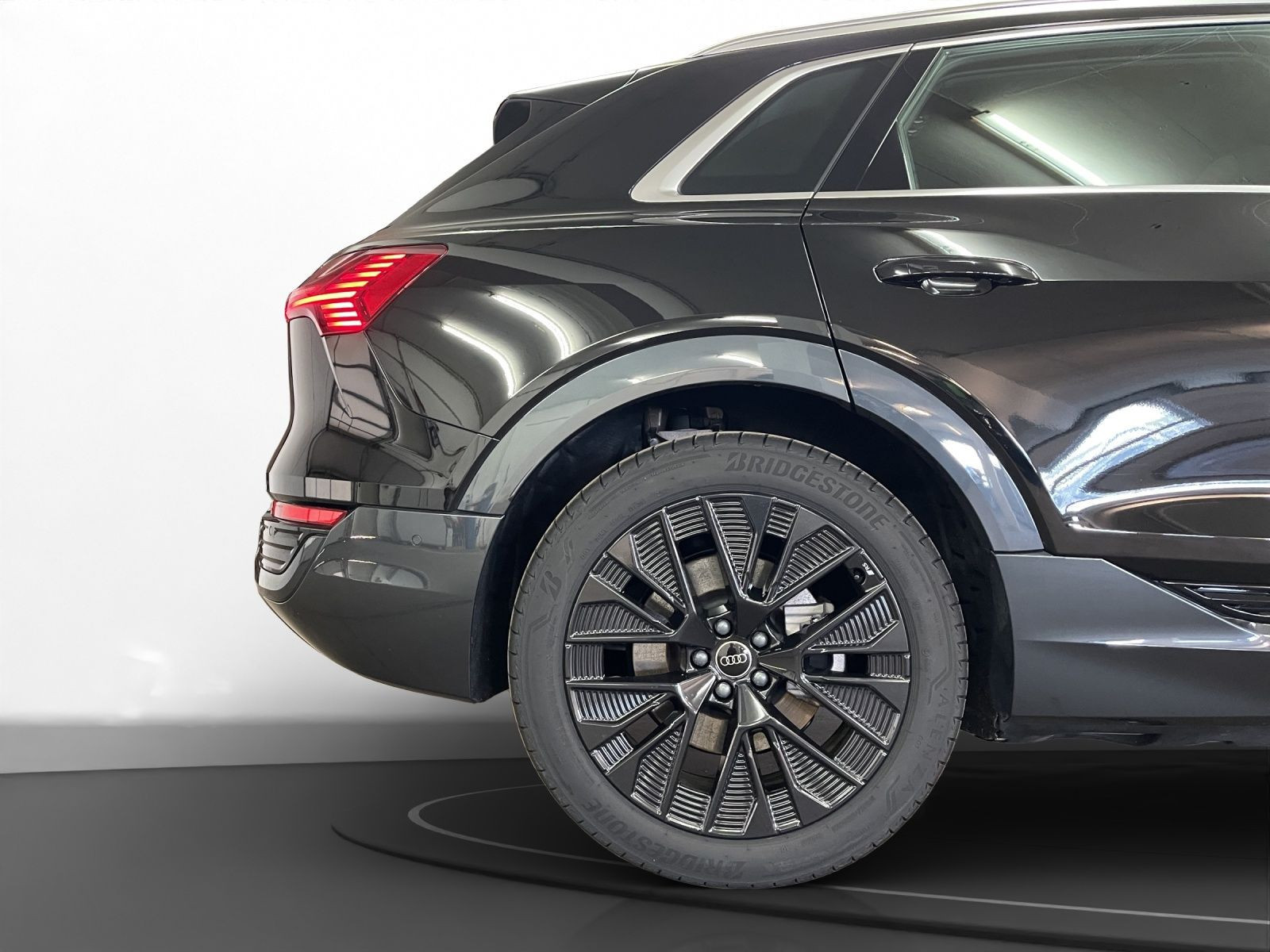 Audi - Q8 e-tron_16