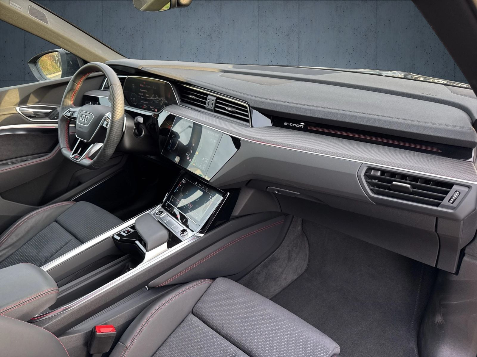 Audi - Q8 Sportback e-tron_16