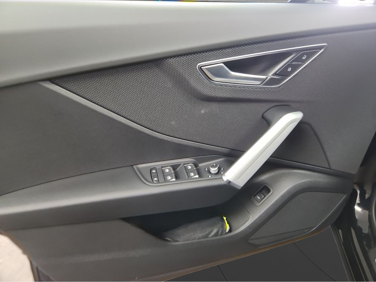 Audi - Q2_15