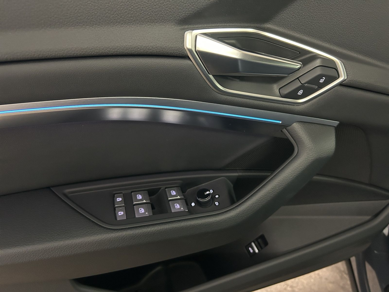 Audi - Q8 Sportback e-tron_10
