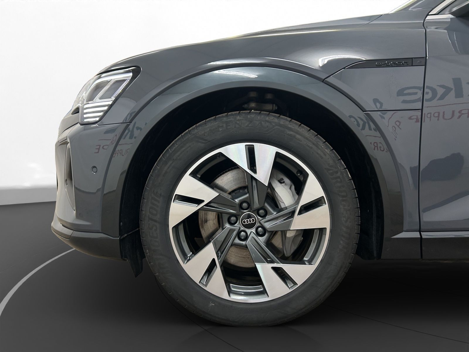 Audi - Q8 Sportback e-tron_11