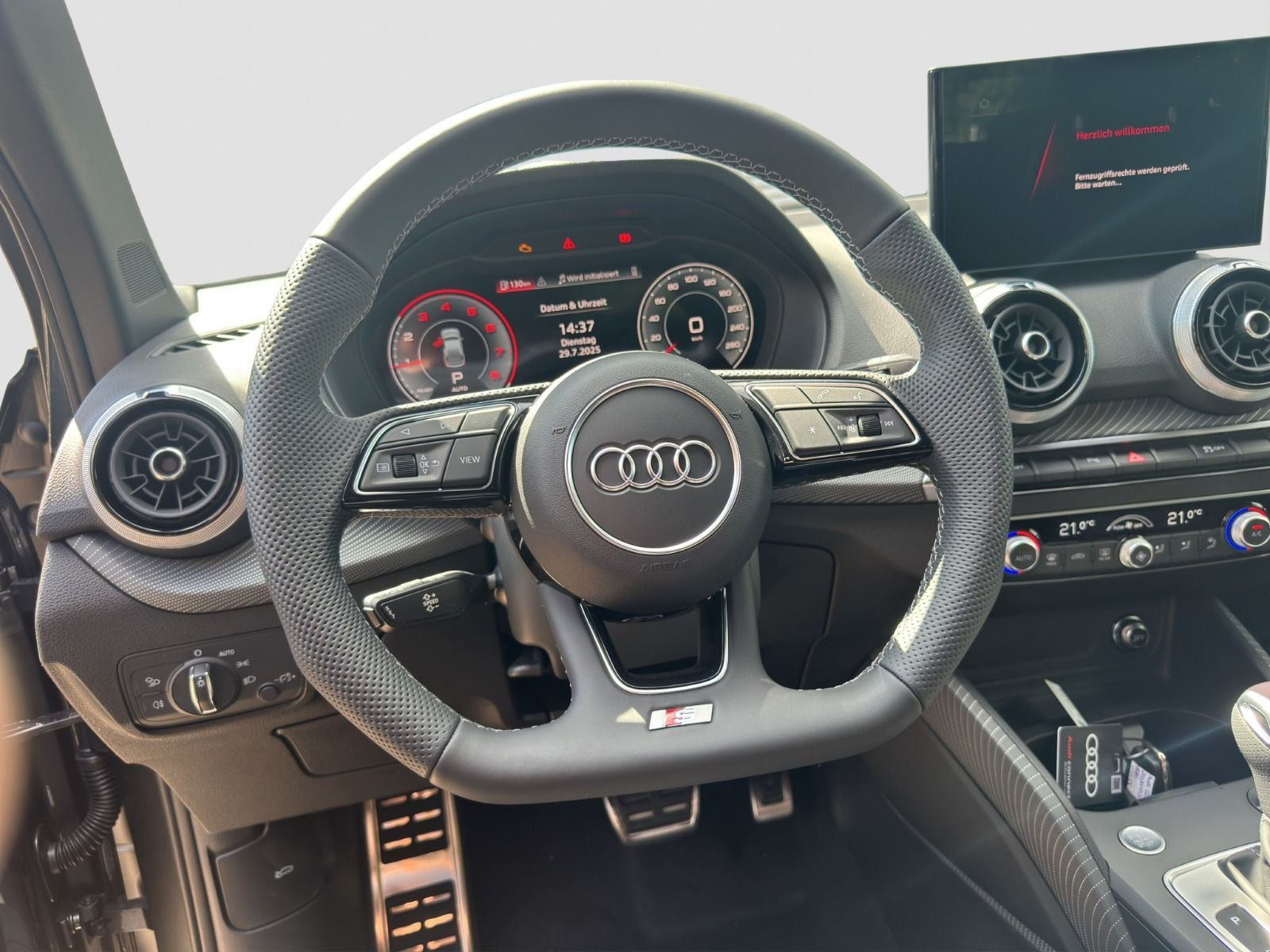 Audi - Q2_12