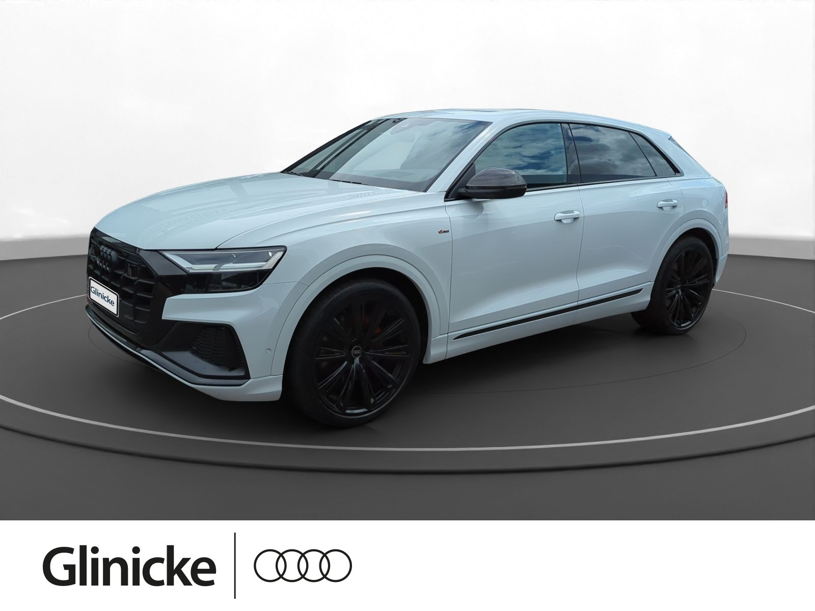 Audi - Q8_1