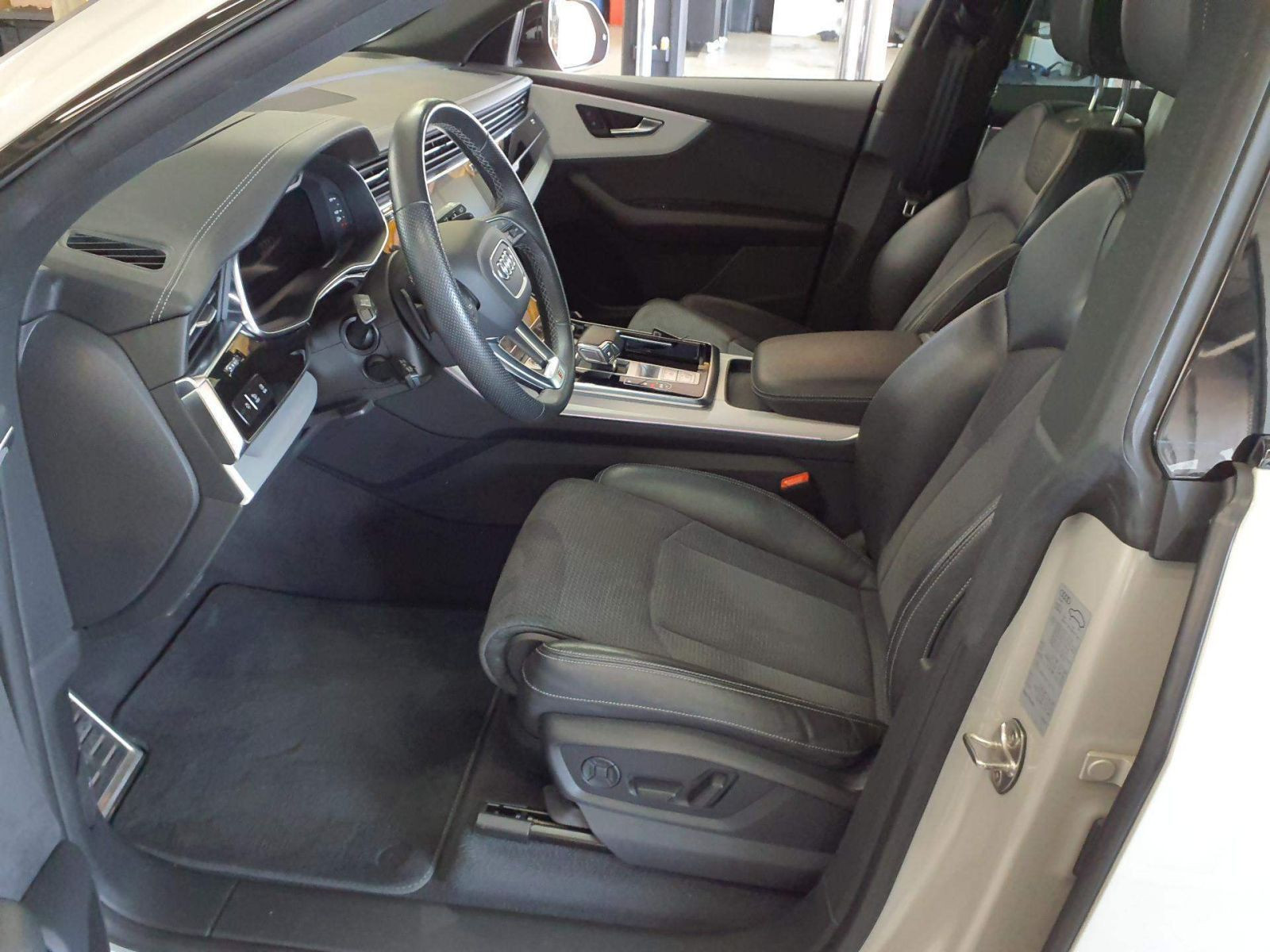Audi - Q8_5
