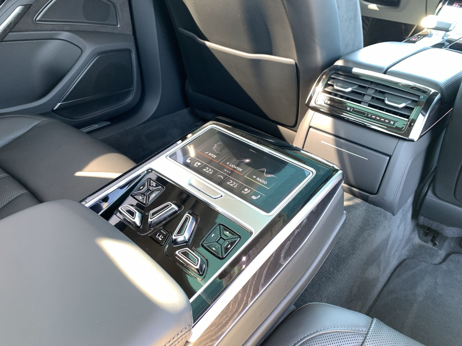 Audi - A8_22