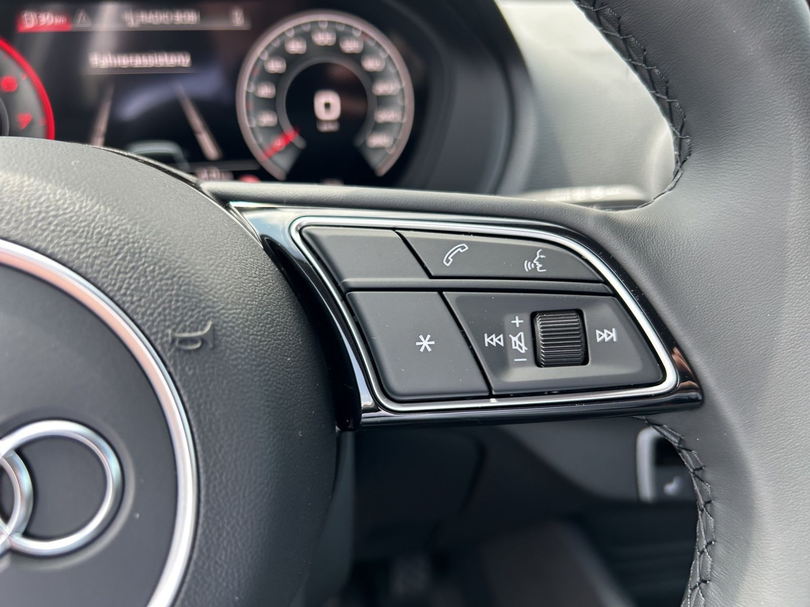 Audi - Q2_20