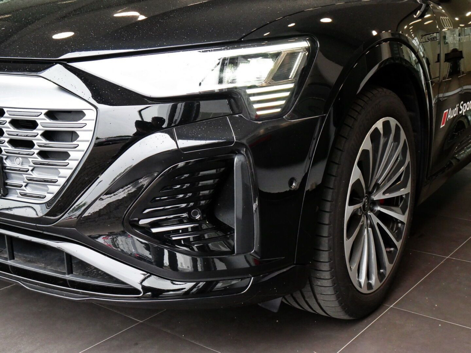 Audi - Q8 e-tron_15