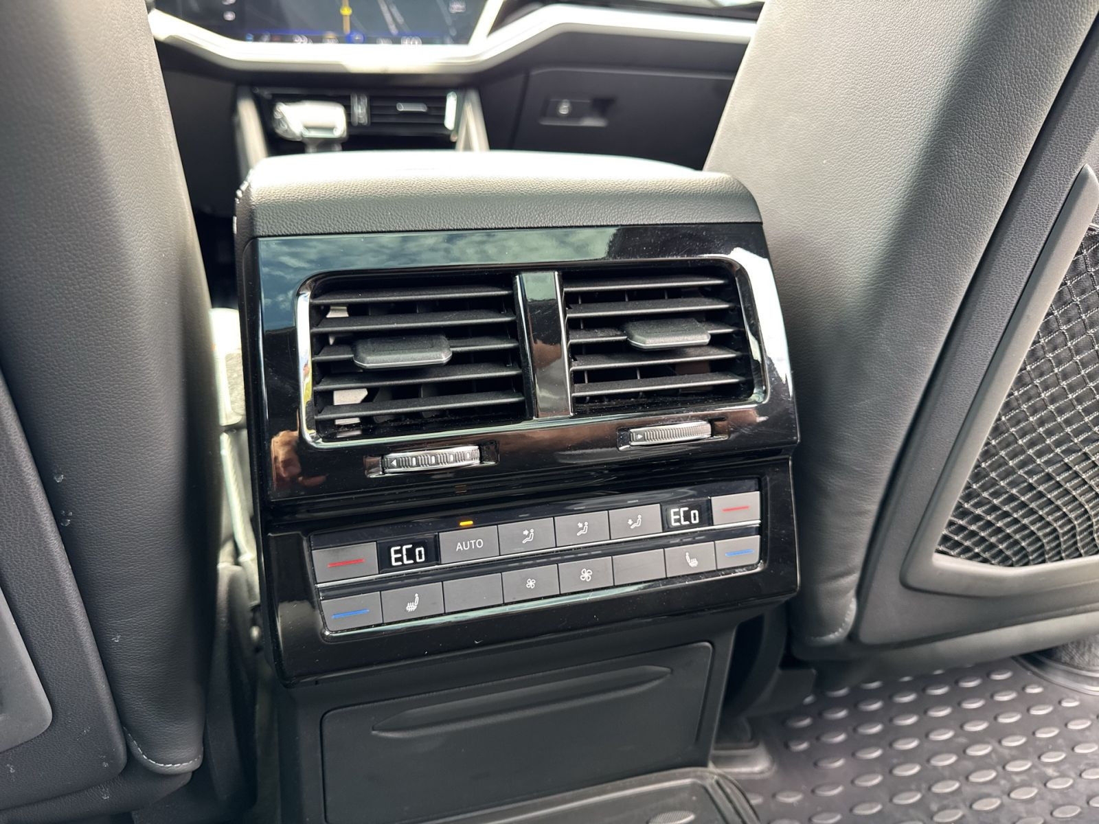Volkswagen - Touareg_22