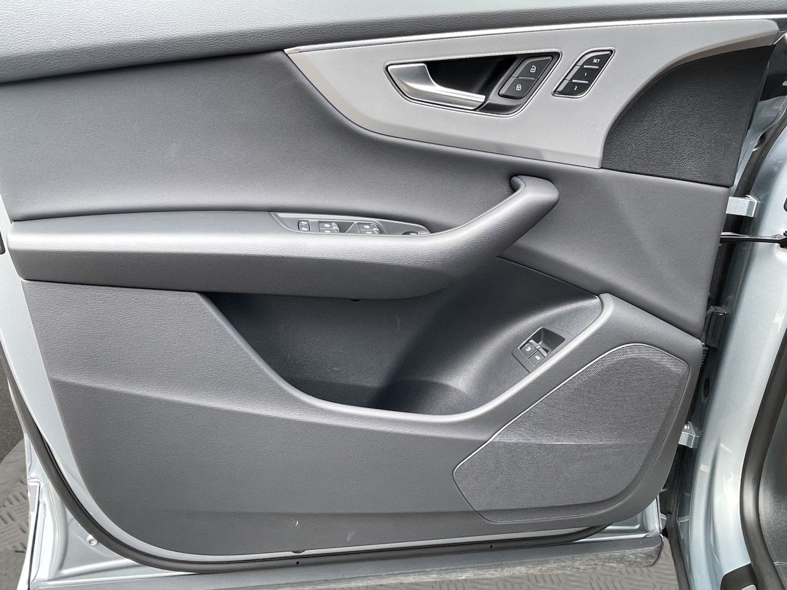 Audi - Q8_16