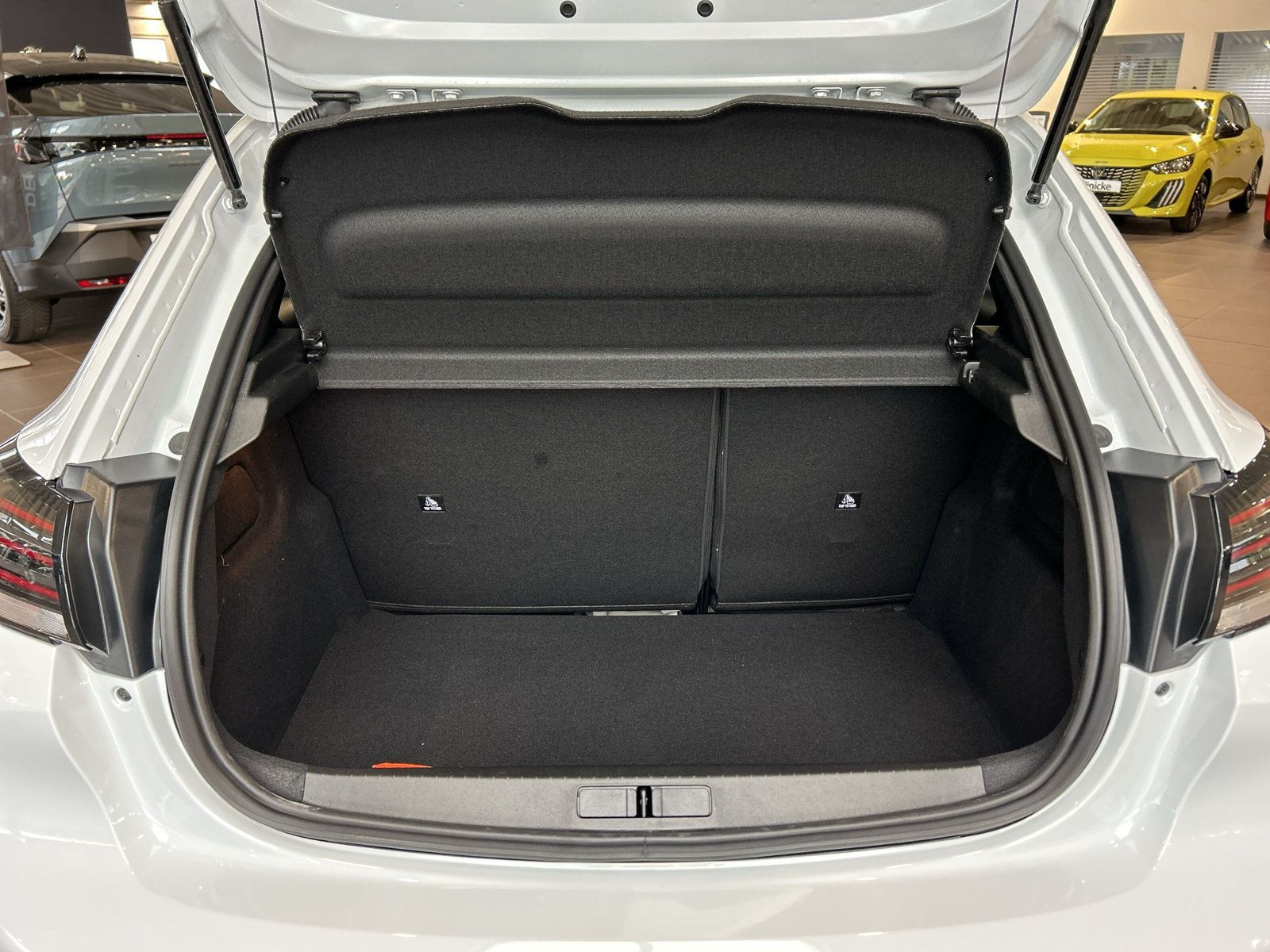 Peugeot - 208_8