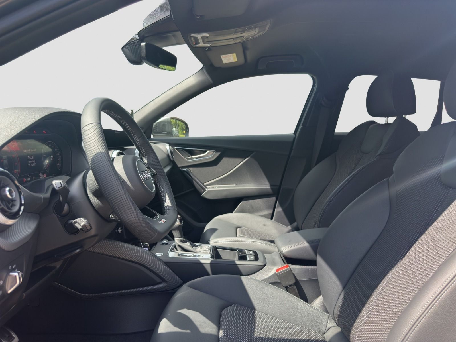 Audi - Q2_11