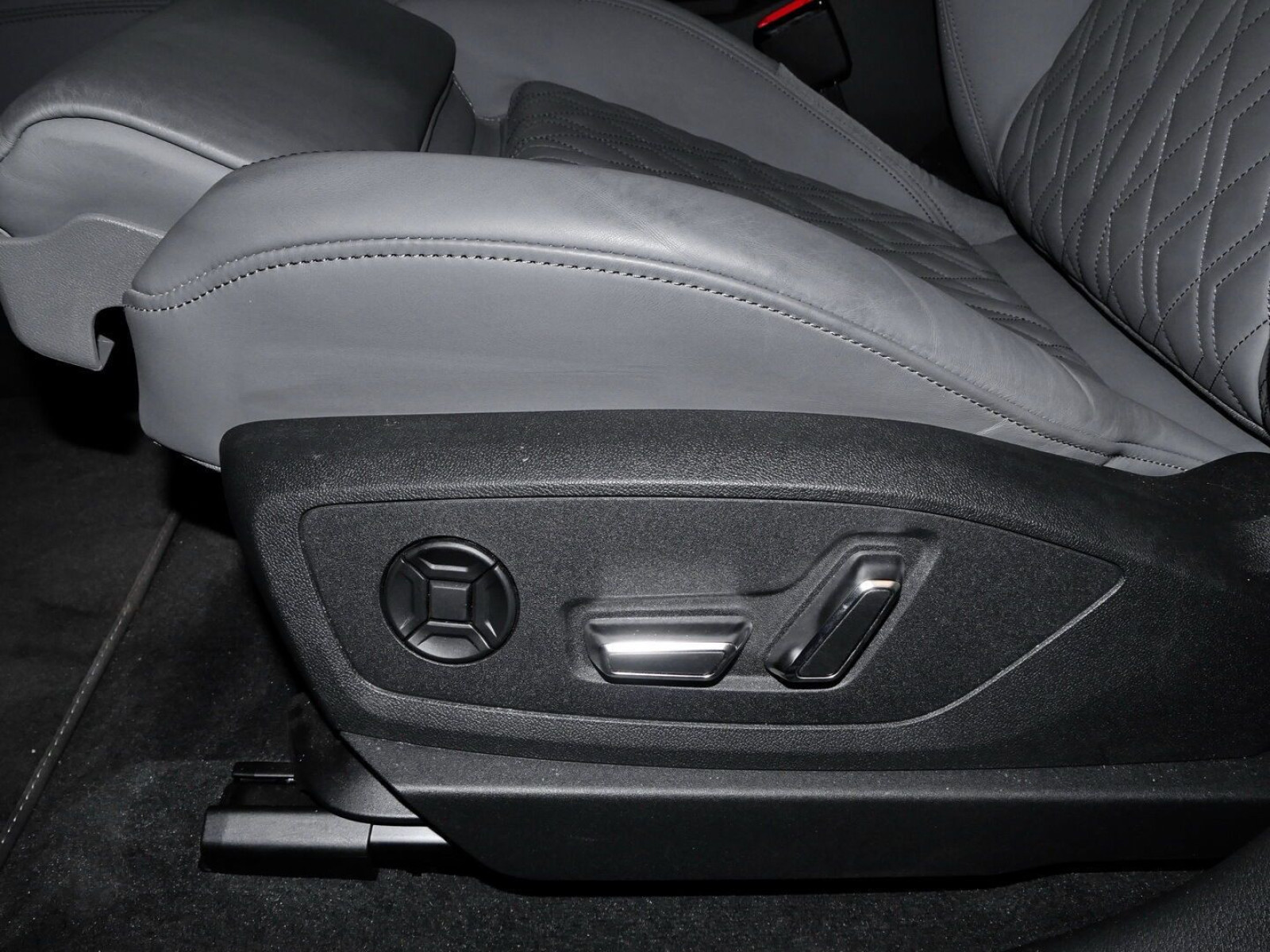 Audi - Q8 e-tron_11