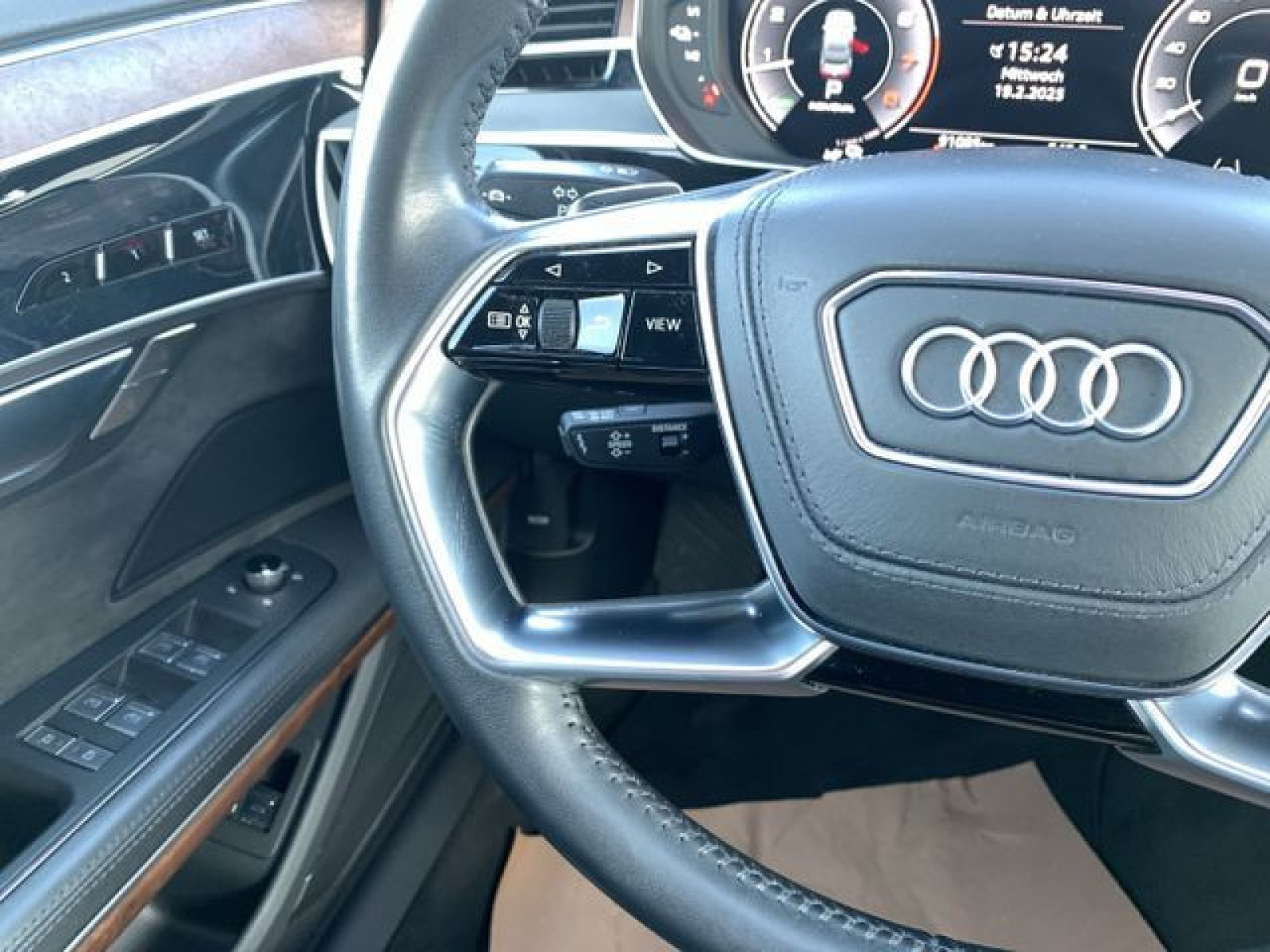 Audi - A8_25