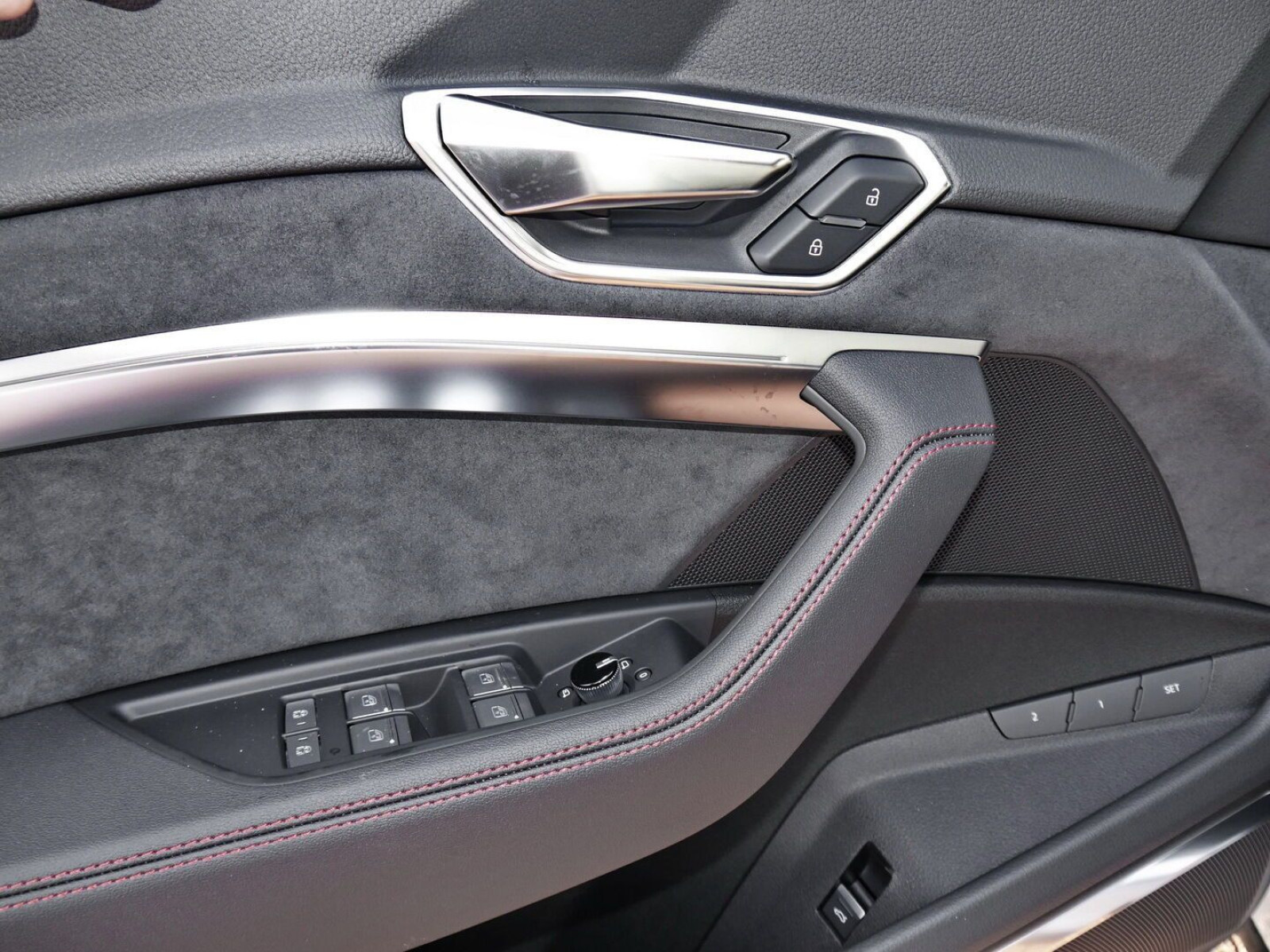 Audi - Q8 Sportback e-tron_10