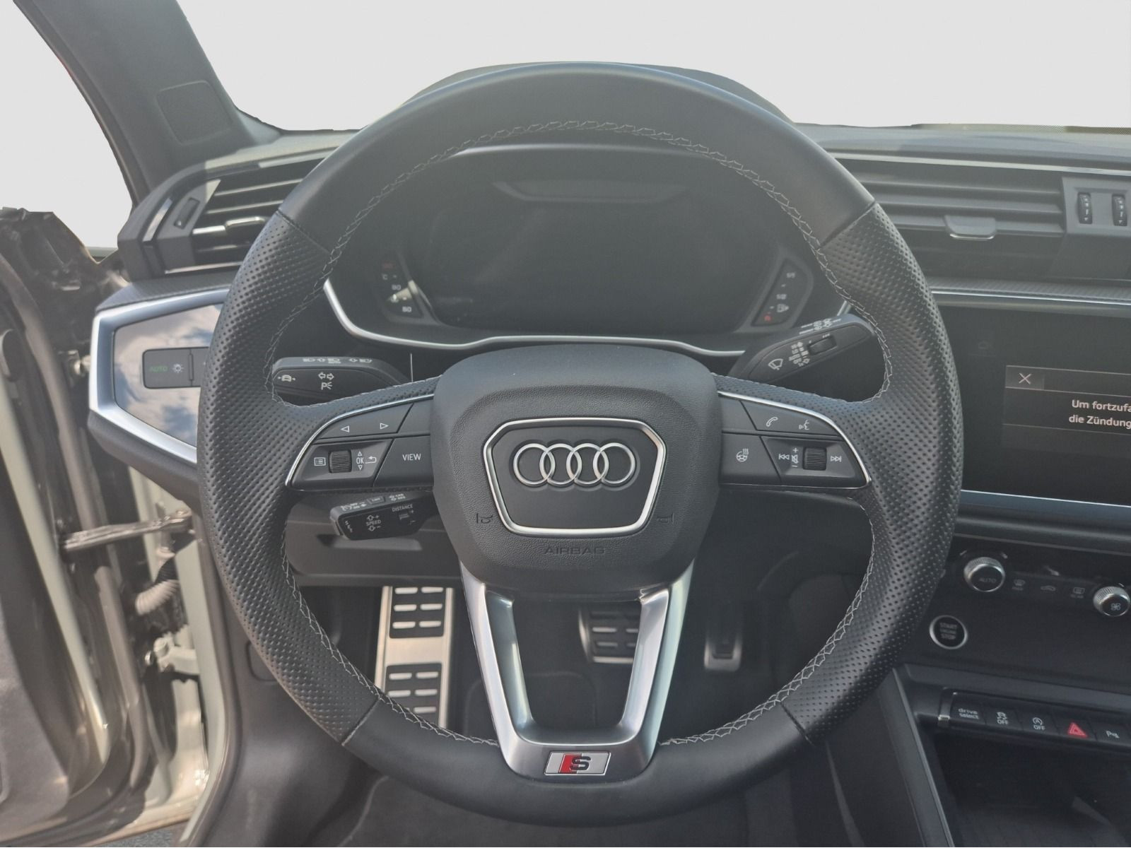 Audi - Q3_12