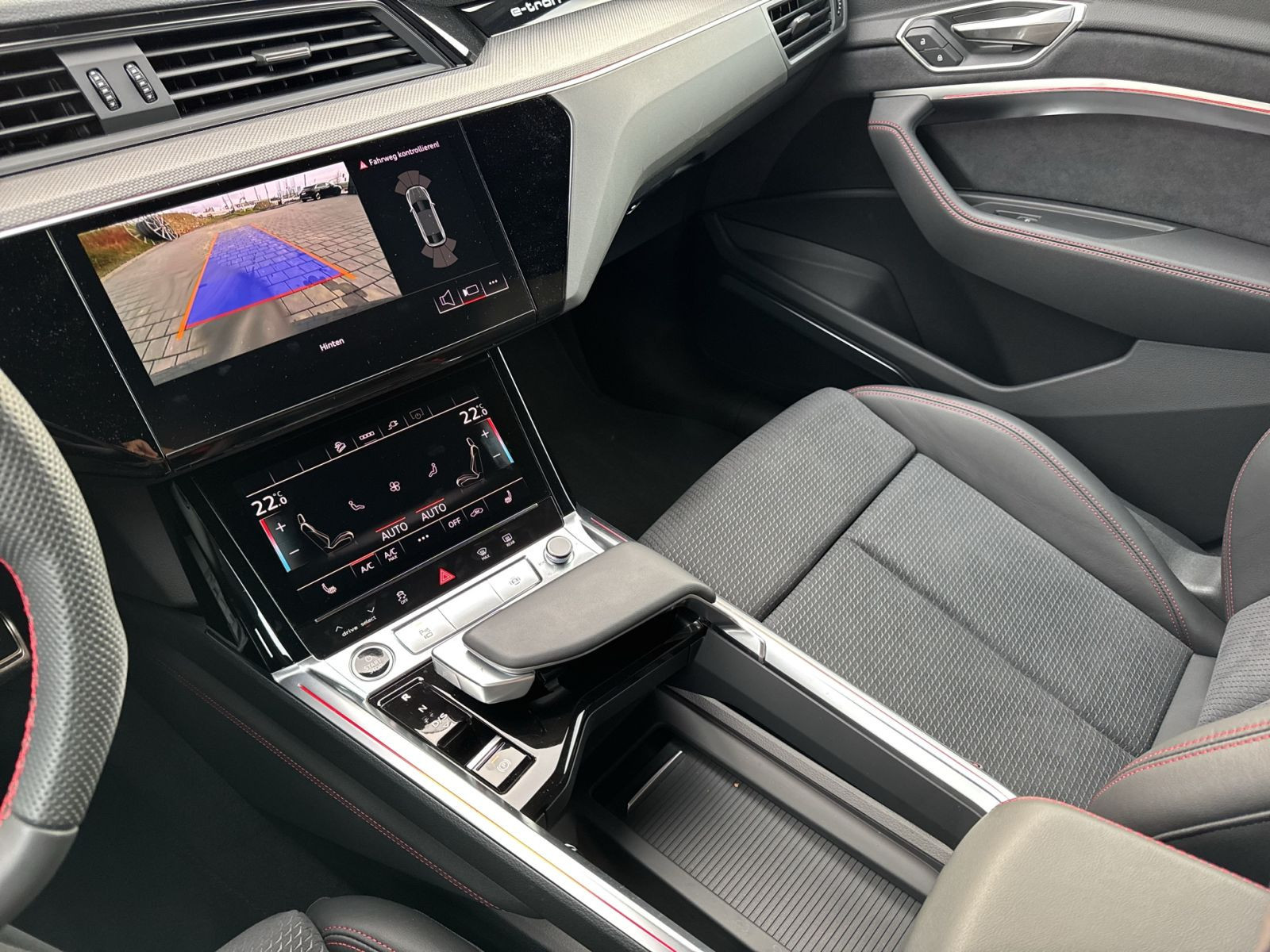 Audi - Q8 Sportback e-tron_24