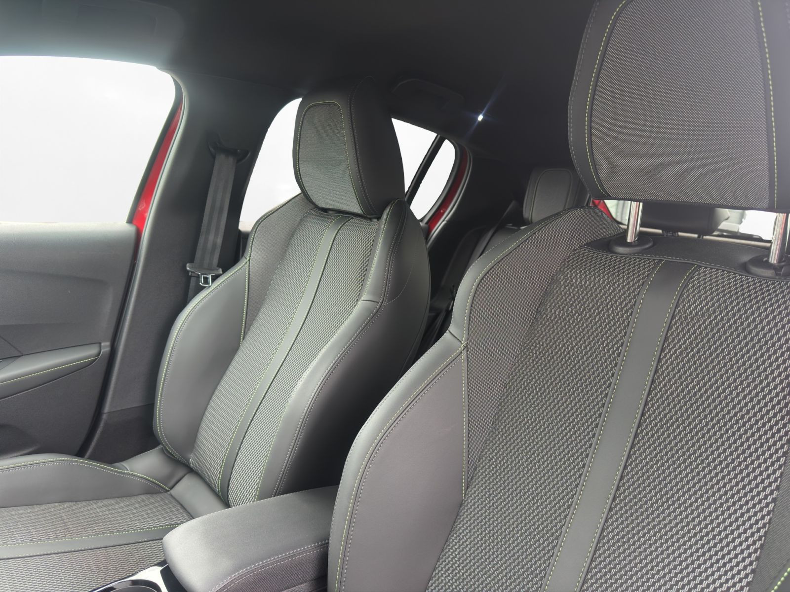 Peugeot - 208_15