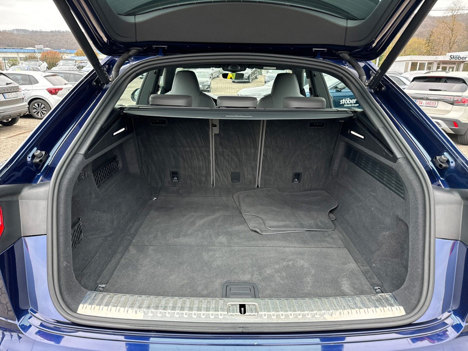 Audi - Q8_13