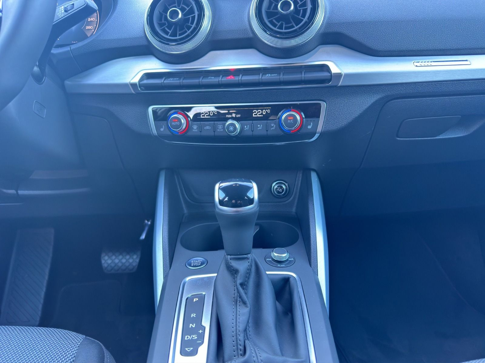 Audi - Q2_15