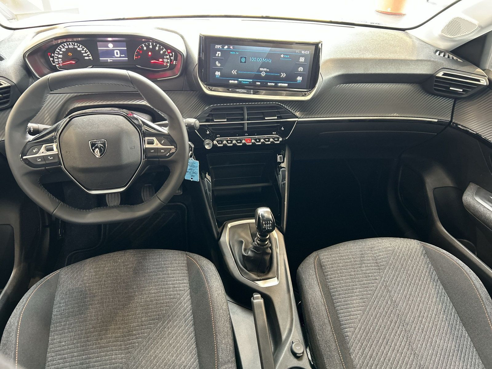 Peugeot - 208_12