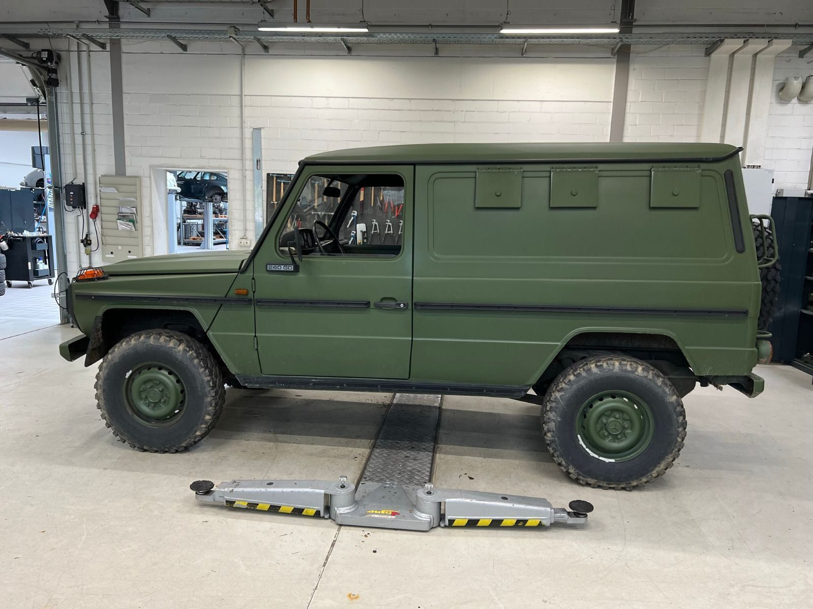 Mercedes-Benz - 240_9