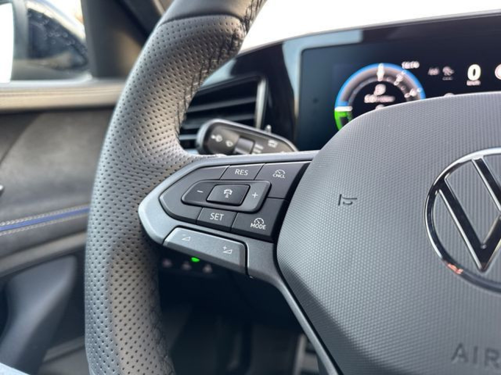 Volkswagen - Passat_25