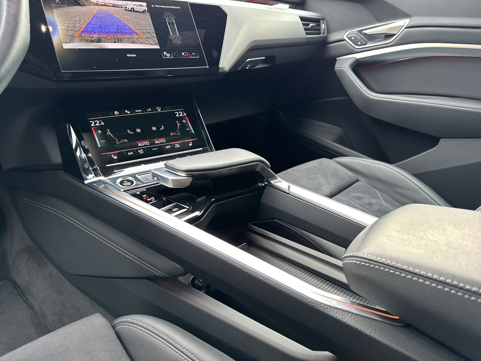 Audi - Q8 e-tron_26