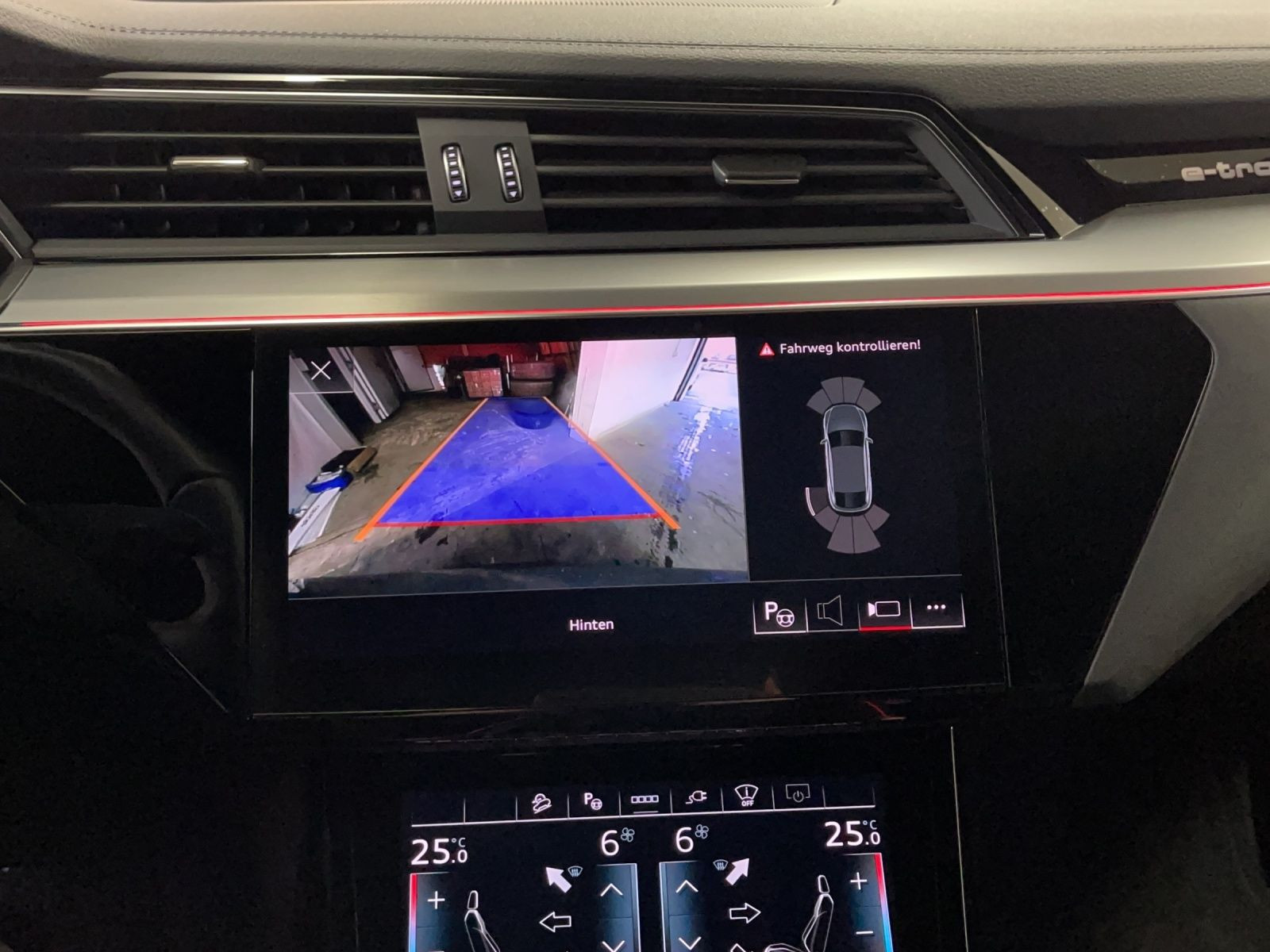 Audi - Q8 Sportback e-tron_23